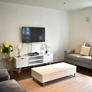 2 Bed In Southwark Apartment