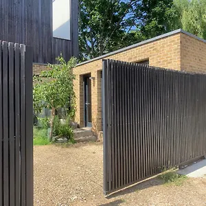 10 Garsington Mews Homestay